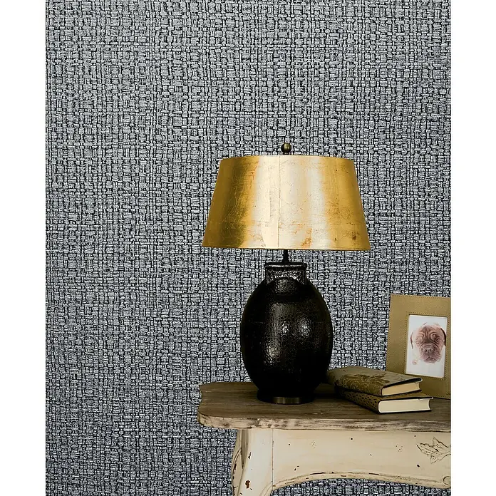Marburg Vintage Deluxe Vliestapete Retro - Anthrazit-Silber, Uni, 10,05 x 0,53 m - Nahaufnahme einer eleganten Tischleuchte mit goldenem Schirm und dekorativen Elementen auf einem stilvollen Tisch.