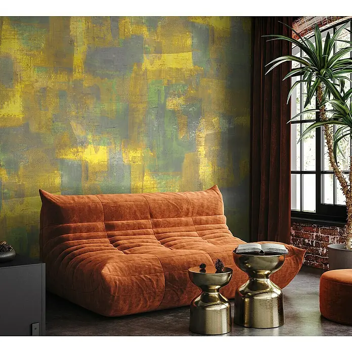 Marburg Smart Art Gallery Fototapete - B x H: 2,65 x 2,7 m, Vlies, Gelb-Grau - Wohnzimmer-Szene mit einem orangefarbenen Sofa, goldenen Beistelltischen und einer Zimmerpflanze vor einem Fenster mit Vorhängen.