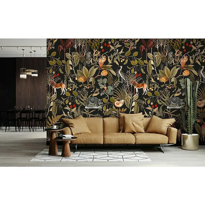 Marburg Smart Art Gallery Fototapete - B x H: 2,12 x 2,7 m, Vlies, Schwarzer Hintergrund - Wohnzimmer mit auffälliger Dschungeltapete, beigem Ledersofa, Holztischen und geometrischem Teppich für ein stilvolles Ambiente.
