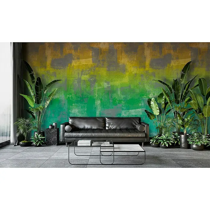 Marburg Smart Art Gallery Fototapete - B x H: 2,65 x 2,7 m, Vlies, Gelb-Grün - Ein elegantes Wohnzimmer mit einem stilvollen schwarzen Ledersofa, einem modernen Couchtisch und üppigen Zimmerpflanzen vor einer abstrakten Wand.