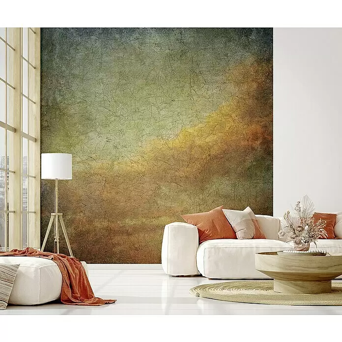 Marburg Smart Art Gallery Fototapete Craquelé - B x H: 2,65 x 2,7 m, Vlies - Texturierte Akzentwand in Grün-, Gelb- und Orangetönen in einem modernen Wohnzimmer.