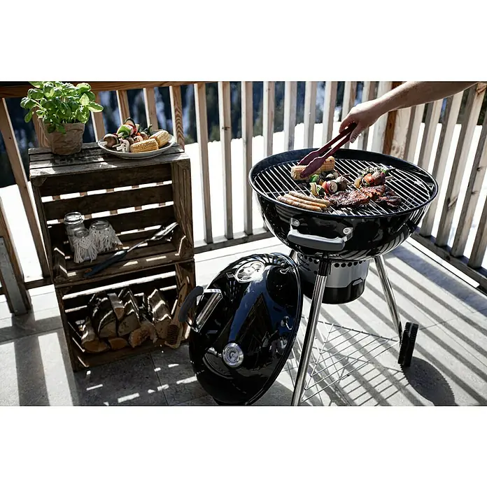 Obstkiste - Braun, L x B x H: 50 x 40 x 30 cm, Holz - Auf einem Grill wird Essen zubereitet, während eine Person mit einer Zange ein Maiskolben wendet. Grillen mit viel leckerem Essen.