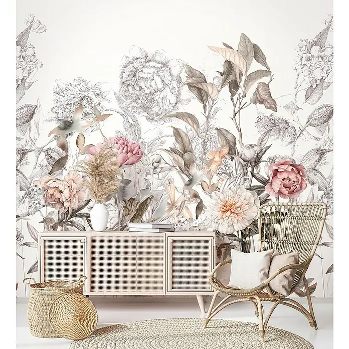 Marburg Smart Art Gallery Fototapete Big Flowers - B x H: 2,65 x 2,7 m, Vlies, Weiß-Greige - Einrichtungsidee mit einem Sideboard mit Rattanfront, einem Rattansessel und einer runden Fußmatte vor einer geblümten Tapete.
