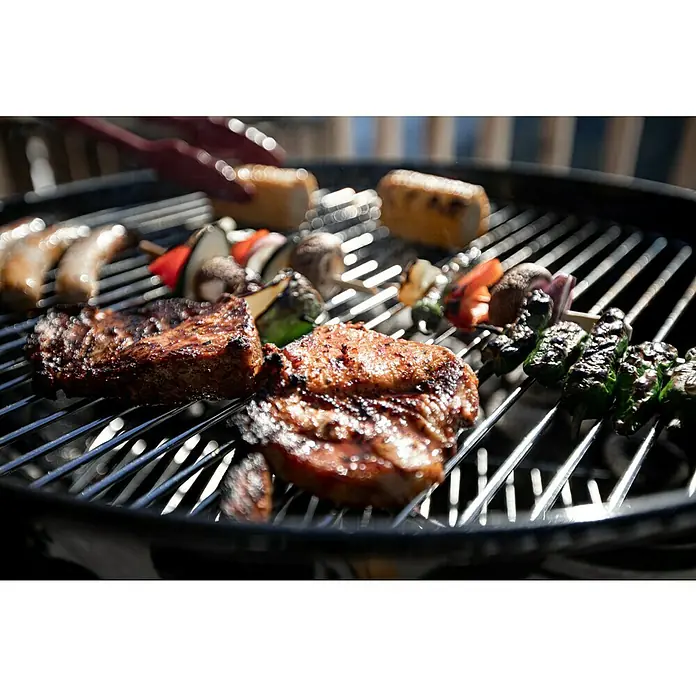 Kingstone Kugelgrill Bullet 57 - Durchmesser Grillfläche: 57 cm, Schwarz - Saftige Steaks und Gemüse auf dem Grill, perfekt zubereitet für ein köstliches Barbecue im Freien. Sommerliche Grillfreuden.