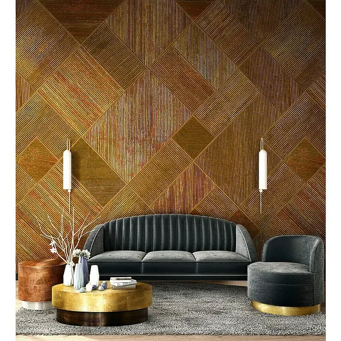 Marburg Smart Art Gallery Fototapete Intarsie - B x H: 2,65 x 2,7 m, Vlies - Das Bild zeigt ein elegantes Wohnzimmer mit einem stilvollen grauen Sofa, einem passenden Sessel und einem goldenen Couchtisch. Die Wand ist mit einem dekorativen Muster versehen.