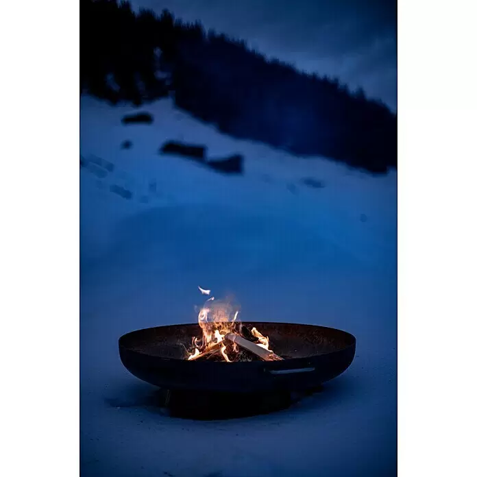 Feuerschale - Durchmesser: 80 cm, Eisen - Runde, dunkle Feuerschale aus Metall mit brennendem Feuer im Schnee bei Nacht.