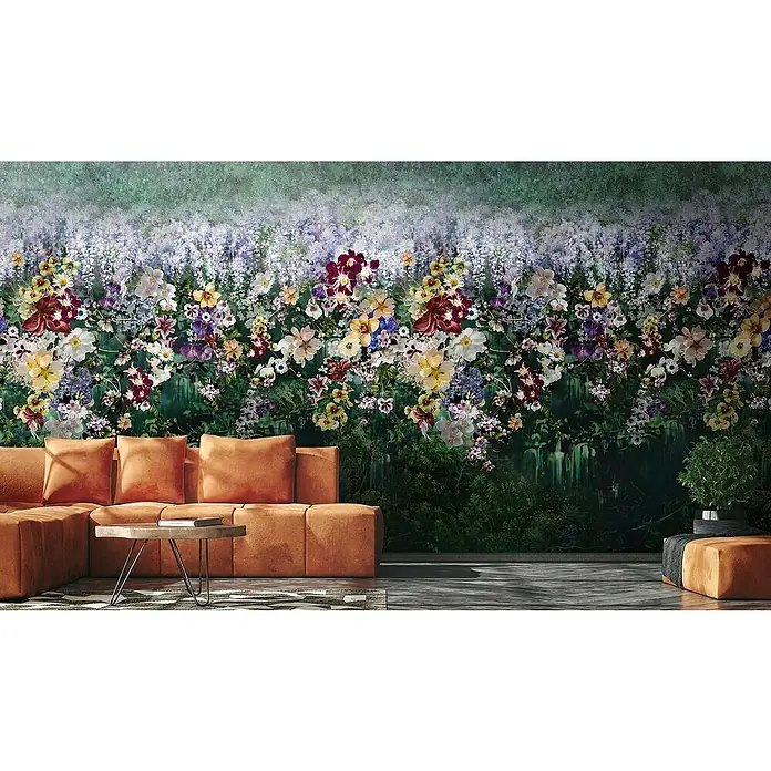 Marburg Smart Art Gallery Fototapete Blumen-Allover - B x H: 2,65 x 2,7 m, Vlies - Elegante Wohnzimmeransicht mit einem Ecksofa in Orange und einer Wandtapete mit Blumenmuster, die dem Raum eine luxuriöse Atmosphäre verleiht.