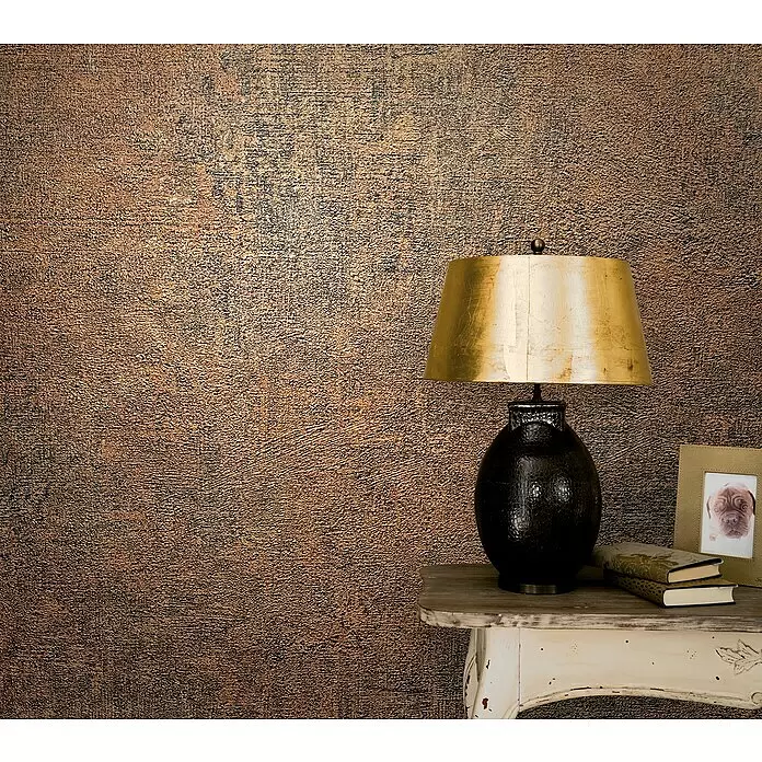 Marburg Vintage Deluxe Vliestapete - Kupfer, Uni, 10,05 x 0,53 m - Strukturierte Wand mit rauer, kupferfarbener Oberfläche und dunklen Sprenkeln als industrieller oder rustikaler Hintergrund.