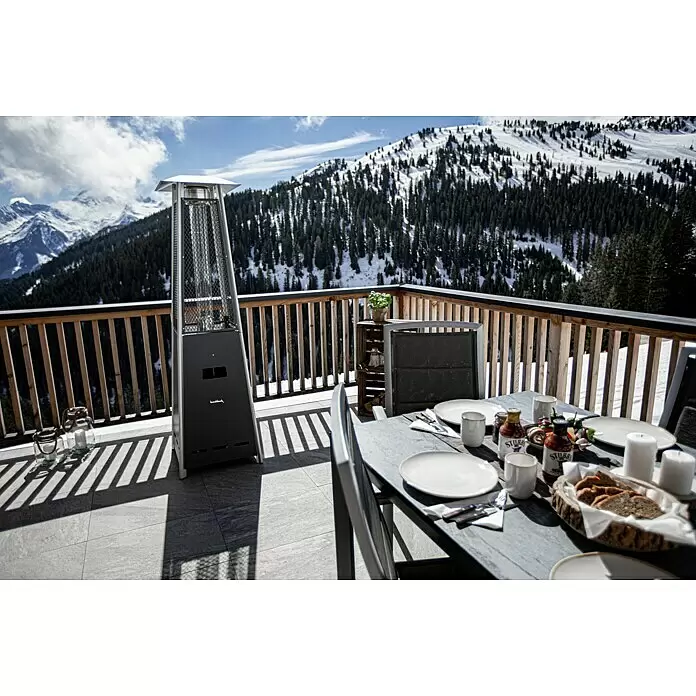 Terrassenstrahler Kairo - 10 kW, Höhe: 182 cm - Hoher, grauer Terrassenheizer auf einem Holzbalkon mit Bergblick, bereit für eine Mahlzeit im Freien.