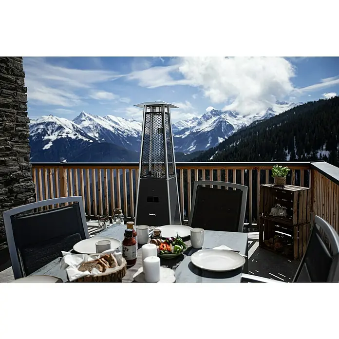 Terrassenstrahler Kairo - 10 kW, Höhe: 182 cm - Blick auf einen stilvollen Terrassenheizer, der eine gemütliche Atmosphäre auf der Terrasse mit Bergblick schafft.