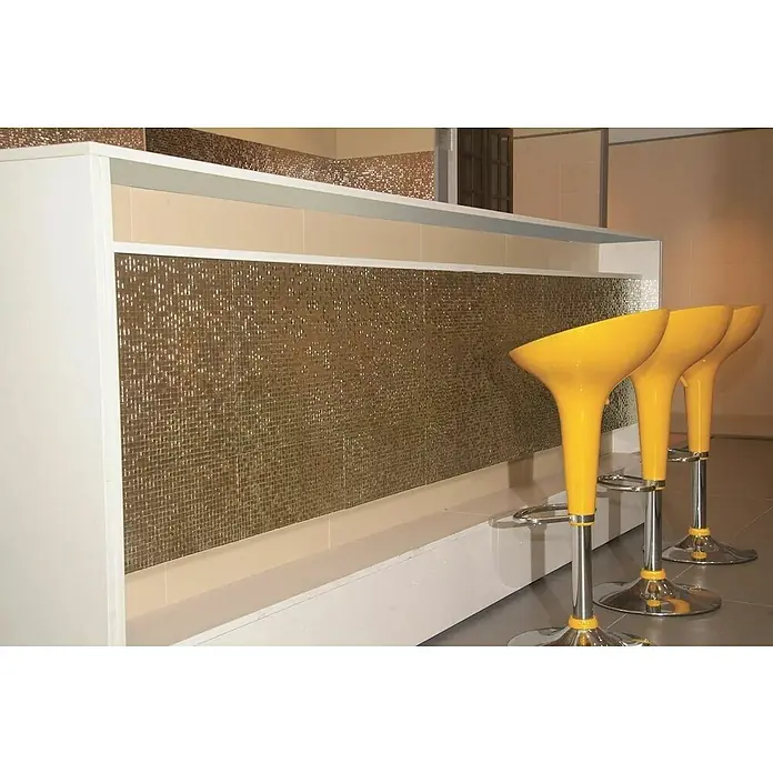 Metallic by Palazzo Wandfliese Golden Quadra - 40 x 40 cm, Gold, Glänzend - Drei gelbe Barhocker mit Chromfuß stehen vor einer Bartheke mit Mosaikfliesen. Die Hocker sind modern und stilvoll gestaltet.