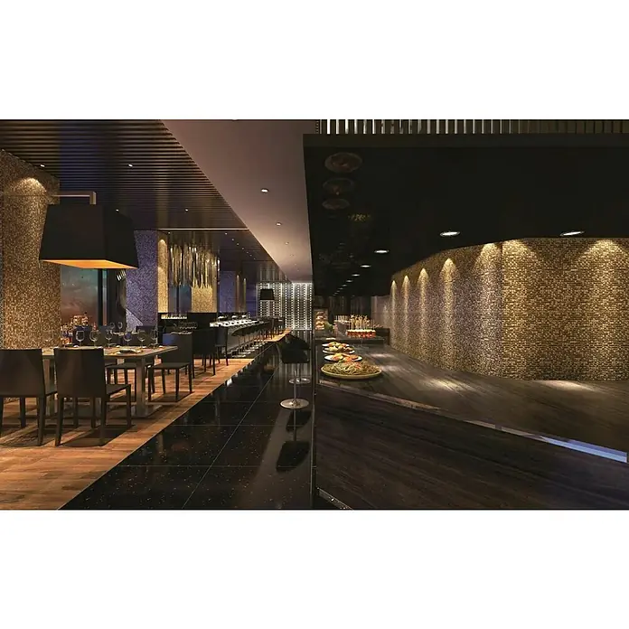 Metallic by Palazzo Wandfliese Golden Quadra - 40 x 40 cm, Gold, Glänzend - Stilvolles Restaurant-Interieur mit dunklen Möbeln, Mosaikwänden und warmem Licht für eine einladende Atmosphäre. Elegante Tische und Buffetbereich.