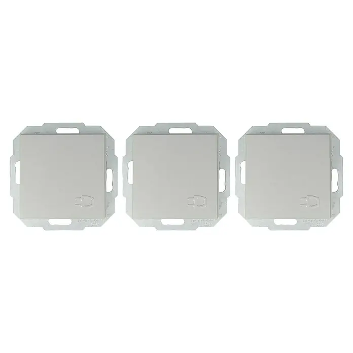 Steckdose mit Deckel - Silber, 1-fach, Kunststoff, IP20 - Drei nebeneinander angeordnete, weiße Lichtschalter mit schlichtem Design und integriertem Stecker-Symbol für eine moderne Optik.