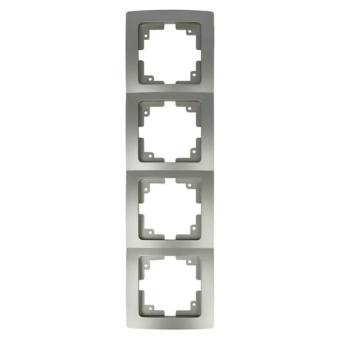 Voltomat DIVA Abdeckrahmen - Platin, 4-fach, Kunststoff - Eine lange, schmale Platte mit vier quadratischen Aussparungen, umgeben von einer glänzenden, metallischen Oberfläche.