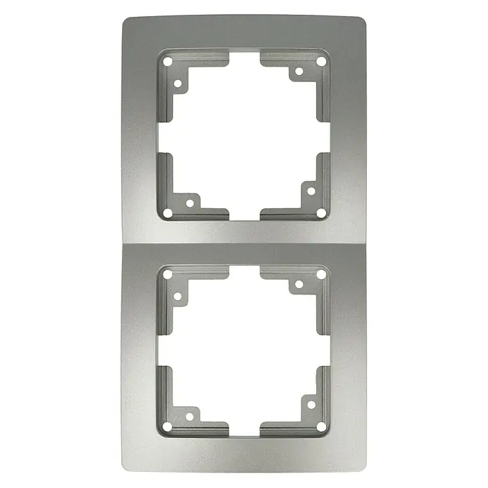 Voltomat DIVA Abdeckrahmen - Platin, 2-fach, Kunststoff - Silberne Doppel-Wandplatte für Schalter. Die Platte hat zwei quadratische Aussparungen mit Befestigungspunkten für einfache Installation und einen modernen Look.