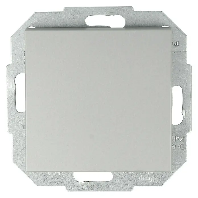 Wechselschalter - Silber, Unterputzmontage, 10 A - Nahaufnahme eines einzelnen weißen Lichtschalters mit einer Metallhalterung, der einen modernen und minimalistischen Look zeigt.