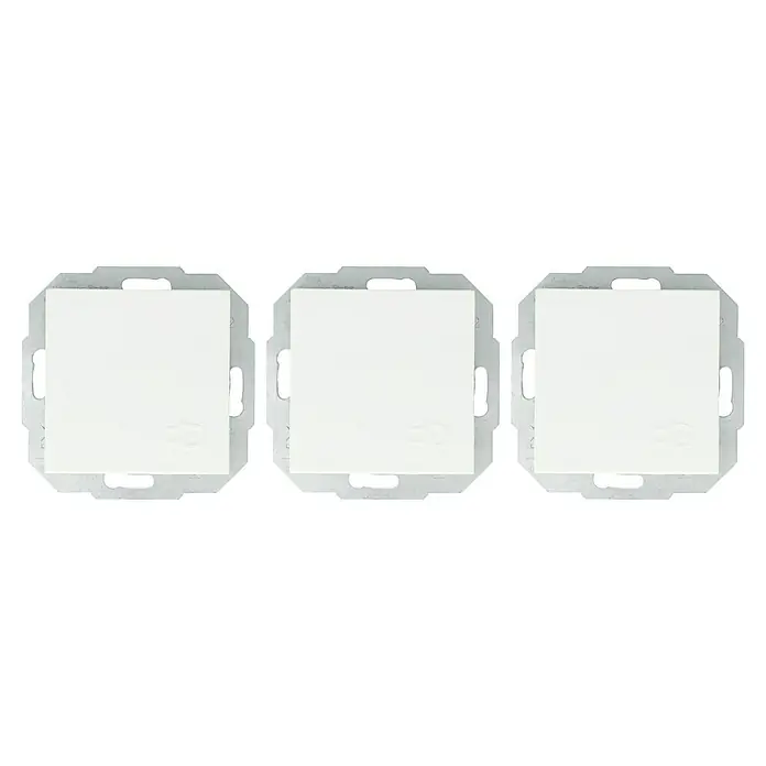 Steckdose mit Deckel - Reinweiß, 1-fach, Kunststoff, IP20 - Nahaufnahme von drei weißen Lichtschaltern, die nebeneinander an einer Wand montiert sind und eine moderne und minimalistische Ästhetik bieten.