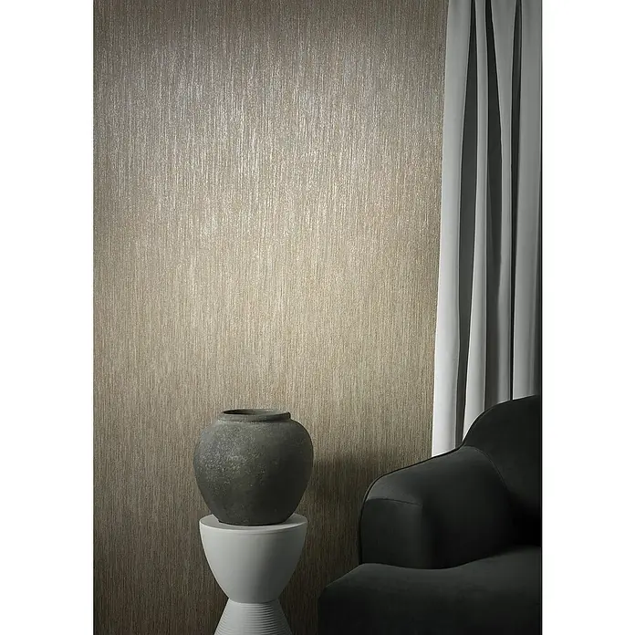 Marburg Natural Opulence Vliestapete - Beige, Streifen, 10,05 x 0,7 m - Dekoratives Interieur mit einer strukturierten Tapete, einer stilvollen Vase auf einem Sockel und einem eleganten Sessel, der das Ambiente ergänzt.