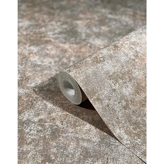 Marburg Natural Opulence Vliestapete Struktur I - Braun-Rot, Betonoptik, 10,05 x 0,7 m - Nahaufnahme einer Rolle brauner Vinyltapete mit Fleckenmuster, ideal für eine stilvolle Wandgestaltung im Innenbereich.
