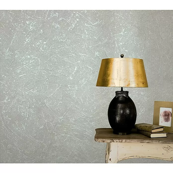 Marburg Vintage Deluxe Vliestapete - Beige-Pearl, Uni, 10,05 x 0,53 m - Texturierte hellgraue Tapete mit abstraktem Muster, bedeckt eine Wand in einem Raum.