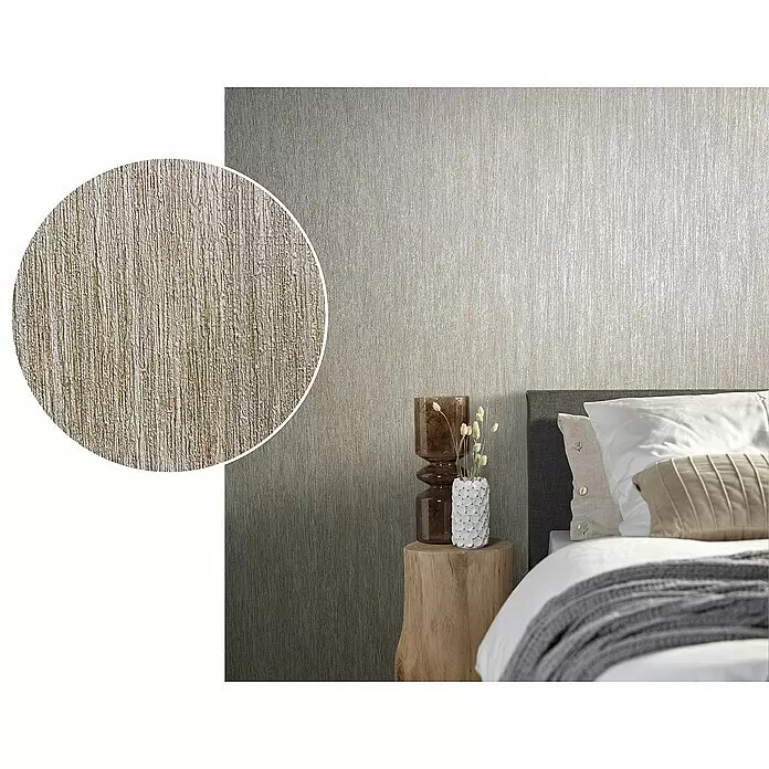 Marburg Natural Opulence Vliestapete - Beige, Streifen, 10,05 x 0,7 m - Strukturierte beige-graue Tapete mit vertikalem Streifenmuster an einer Schlafzimmerwand, mit detaillierter Nahaufnahme der Oberfläche.