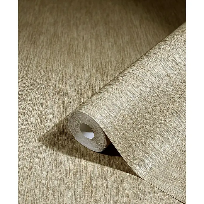 Marburg Natural Opulence Vliestapete - Beige, Streifen, 10,05 x 0,7 m - Nahaufnahme einer Rolle goldfarbener Vinyltapete mit einer feinen, linearen Textur, die für eine elegante Wandgestaltung sorgt.