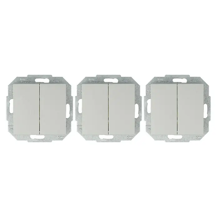 Serienschalter - Silber, Kunststoff, 10 A - Nahaufnahme von drei grauen Doppelschaltern, die nebeneinander auf einer schwarzen Oberfläche montiert sind.