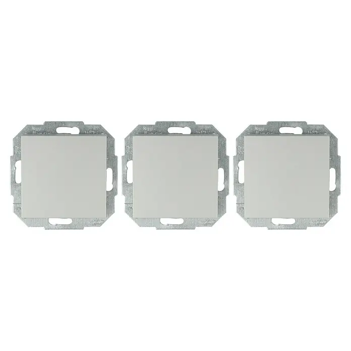 Kreuzschalter - Silber, Kunststoff, 10 A - Drei nebeneinander liegende, quadratische, graue Lichtschalter vor schwarzem Hintergrund. Einfaches Design für moderne Wohnräume.
