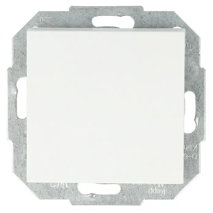 Taster - Reinweiß, Kunststoff, 10 A - Ein weißer Kopp Flächenschalter aus Kunststoff mit einem Montagegestell aus Metall, ideal für die Elektroinstallation.