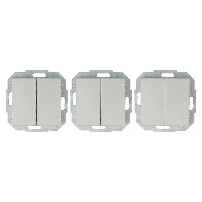 Doppelwechselschalter - Silber, Kunststoff, 10 A - Drei graue, doppelte Lichtschalter vor einem schwarzen Hintergrund. Die Schalter sind quadratisch und haben einen silbernen Rahmen.