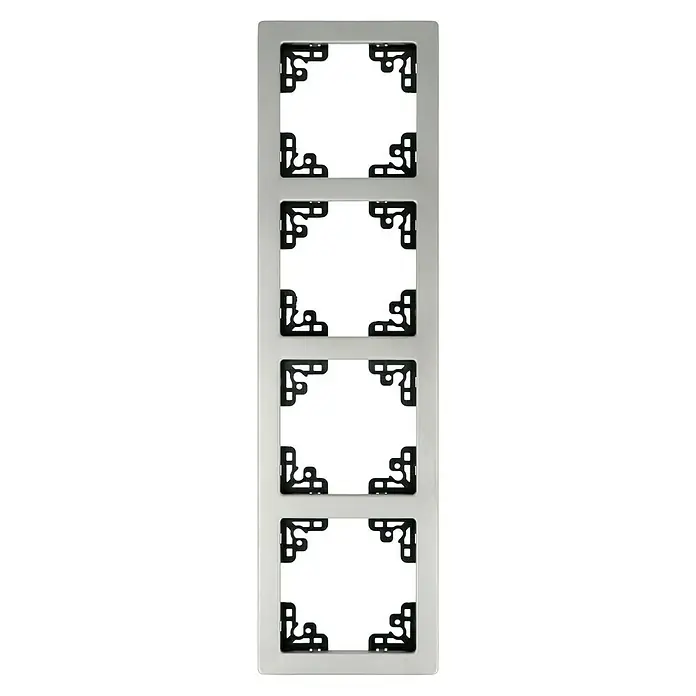 Voltomat FERA Abdeckrahmen - Edelstahl, 4-fach, Edelstahl - Ein silberner Schalterrahmen für vier Schalter mit schwarzen dekorativen Eckelementen. Elegantes Design für Ihre Lichtschalter.