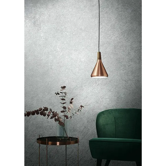 Marburg Natural Opulence Vliestapete Struktur I - Weiß, Betonoptik, 10,05 x 0,7 m - Elegante Kupfer-Hängelampe mit Holzdetail, die warmes Licht spendet. Stilvolles Design für moderne Wohnräume, ergänzt durch Beistelltisch und grünen Sessel.