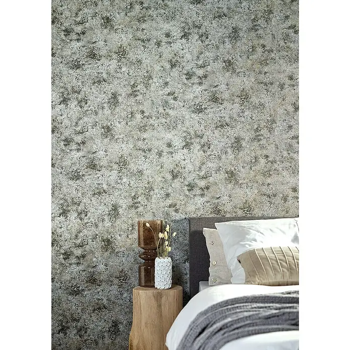 Marburg Natural Opulence Vliestapete Struktur I - Silber, Betonoptik, 10,05 x 0,7 m - Nahaufnahme einer strukturierten, grau-grünen Tapete, die eine elegante und moderne Atmosphäre für jeden Raum schafft.\n