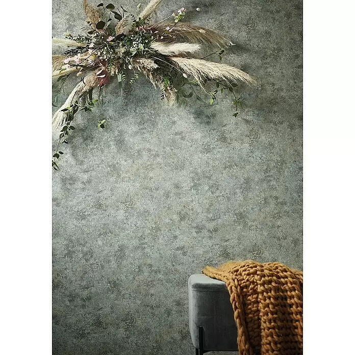 Marburg Natural Opulence Vliestapete Struktur I - Grau-Grün, Betonoptik, 10,05 x 0,7 m - Große Trockenblumengirlande mit Pampasgras, grünem Laub und rosa Blumen, ideal zur Wanddekoration.