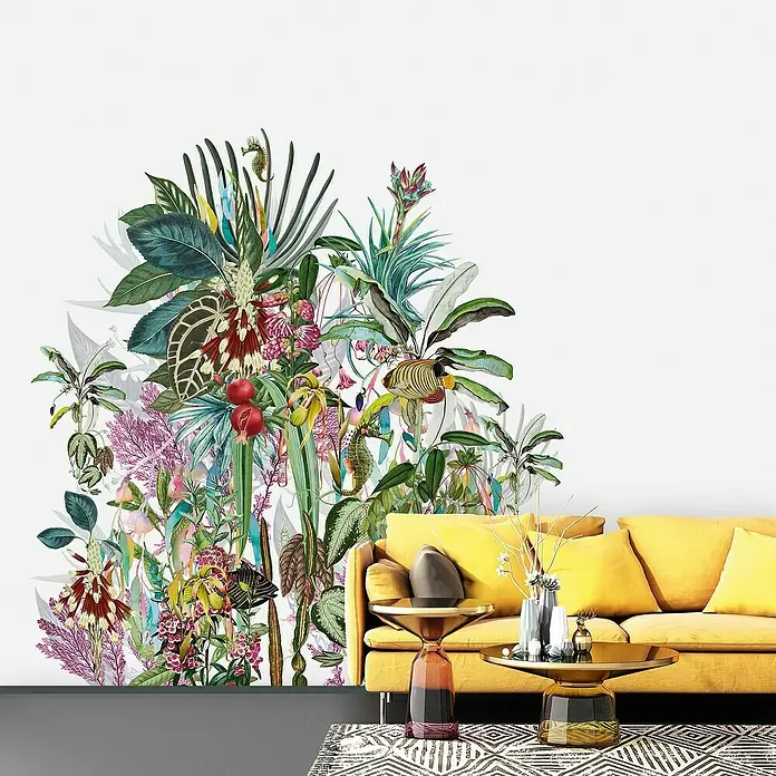 Marburg Smart Art Gallery Fototapete Tropische Meeresfantasie - B x H: 2,12 x 2,7 m, Vlies - Wohnzimmer mit gelbem Sofa und tropischer Wanddeko. Exotische Pflanzen und Farben für ein lebendiges Ambiente.