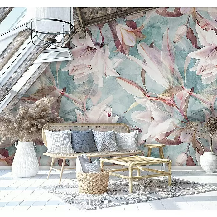 Marburg Smart Art Gallery Fototapete Lilien - B x H: 2,12 x 2,7 m, Vlies - Florale Tapete mit großen Pastellblumen und Blättern in einem hellen Dachzimmer, dazu Rattanbank und Couchtisch.