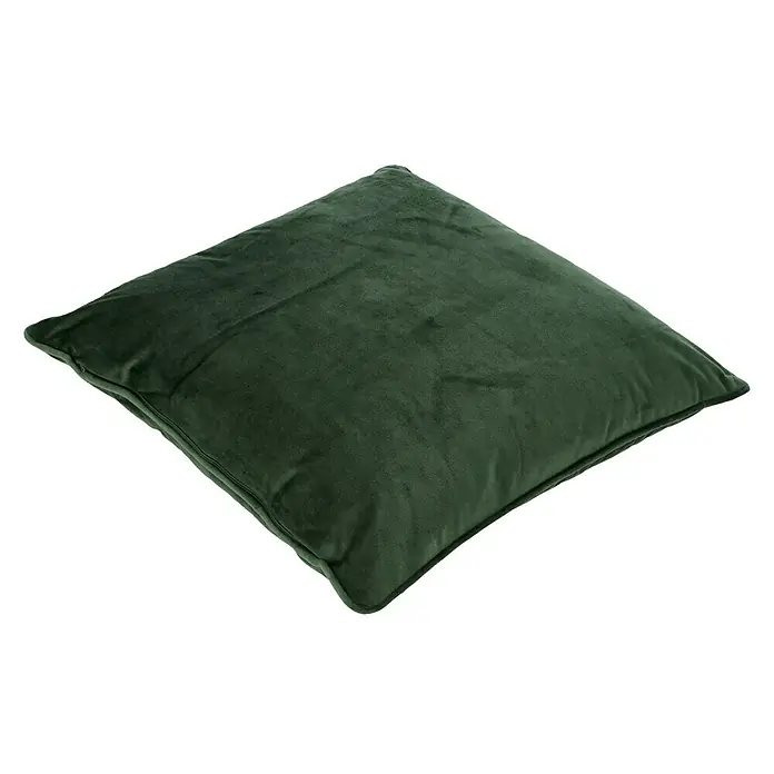 Kissen Finja - Mountain View, 45 x 45 cm, 100 % Polyester - Nahaufnahme eines quadratischen, dunkelgrünen Samtkissens mit Paspelierung auf einem schwarzen Hintergrund.