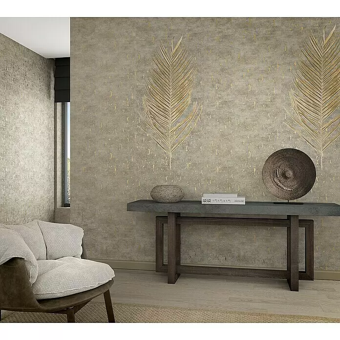 Marburg Natural Opulence Vliestapete - Braun-Grau, Betonoptik, 10,05 x 0,7 m - Texturierte Tapete in Beige mit goldenen Details und großer goldener Palmblatt-Wanddekoration in einem modernen Wohnraum.