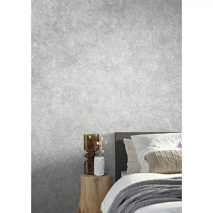 Marburg Natural Opulence Vliestapete Struktur I - Weiß, Betonoptik, 10,05 x 0,7 m - Hellgraue strukturierte Tapete mit feinem Knittermuster an einer Schlafzimmerwand.