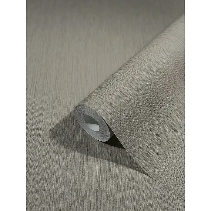 Marburg Vintage Deluxe Vliestapete - Greige, Streifen, 10,05 x 0,53 m - Nahaufnahme einer Rolle grauer Vliestapete mit feiner Struktur, die eine elegante und moderne Wandgestaltung ermöglicht.