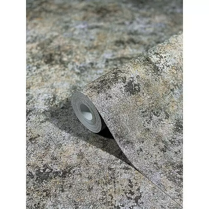 Marburg Natural Opulence Vliestapete Struktur I - Silber, Betonoptik, 10,05 x 0,7 m - Strukturierte Tapetenrolle mit Metallic-Effekt und Grunge-Muster in Grau, Schwarz und Gold, teilweise abgerollt.