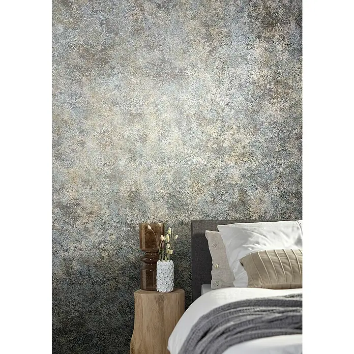 Marburg Natural Opulence Vliestapete Struktur I - Grau-Grün, Betonoptik, 10,05 x 0,7 m - Elegantes Schlafzimmer mit strukturierten Wänden und stilvollen Möbeln. Der Fokus liegt auf der Wandgestaltung als besonderes Designelement.