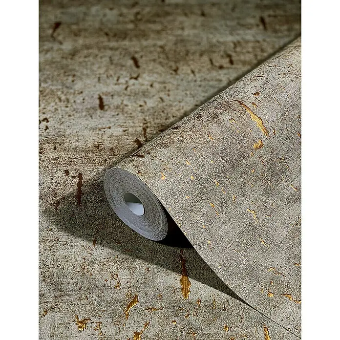 Marburg Natural Opulence Vliestapete - Braun-Grau, Betonoptik, 10,05 x 0,7 m - Nahaufnahme einer Rolle grauer Tapete mit goldenen Akzenten und einer subtilen Textur, die eine elegante Wandgestaltung verspricht.
