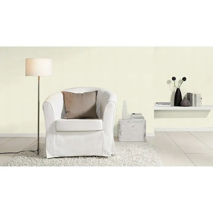 FREUNDIN HOME COLLECTION III Vliestapete II - Creme, Uni, 10,05 x 0,53 m - Gemütliche Leseecke mit weißem Sessel, Stehlampe und Bücherregal. Die sanfte Beleuchtung schafft eine entspannende Atmosphäre zum Verweilen.