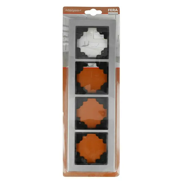 Voltomat FERA Abdeckrahmen Variante A - Edelstahl, 4-fach, Edelstahl - Produktaufnahme von FERA Edelstahlwinkel im Blisterpack. Das Set beinhaltet vier Winkel zur Befestigung von Objekten.