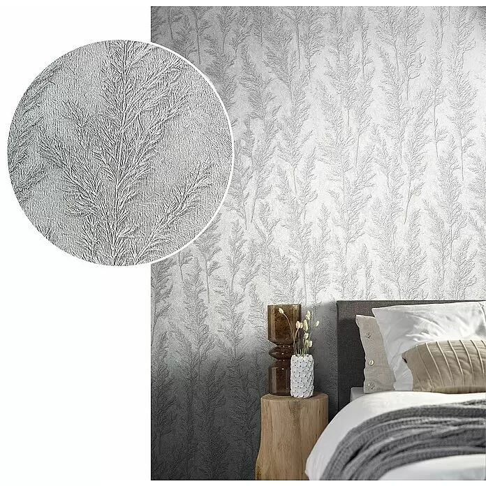 Marburg Natural Opulence Vliestapete Weiche Gräser - Grau, Floral, 10,05 x 0,7 m - Graue Struktur-Tapete mit geprägtem vertikalem Blattmuster, im Schlafzimmer gezeigt. Nahaufnahme zeigt die detaillierte Reliefstruktur.