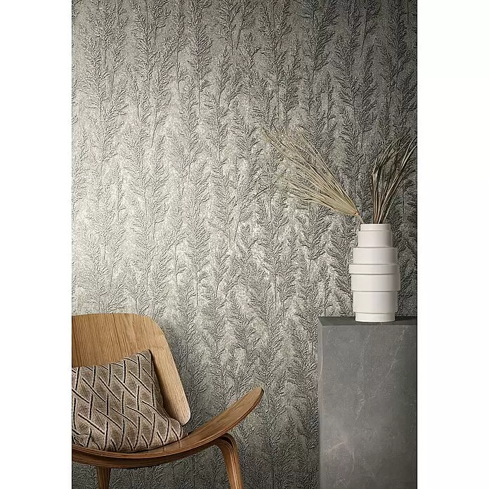 Marburg Natural Opulence Vliestapete Weiche Gräser - Rot-Braun, Floral, 10,05 x 0,7 m - Strukturierte graue Tapete mit geprägtem botanischem Muster, hinter Holzstuhl und weißer Vase.