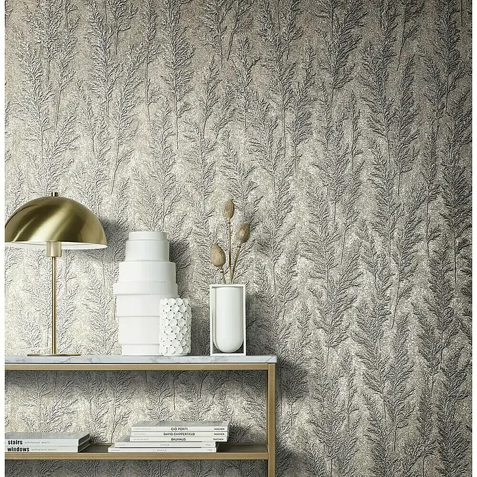 Marburg Natural Opulence Vliestapete Weiche Gräser - Rot-Braun, Floral, 10,05 x 0,7 m - Elegante Wand mit floral gemusterten Tapeten, ergänzt durch eine stilvolle Tischleuchte und dekorative Vasen.