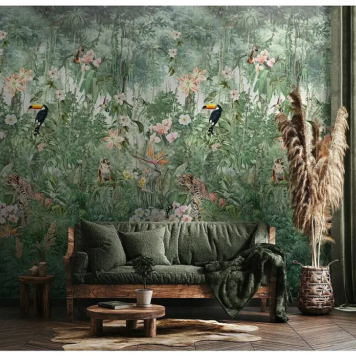 Marburg Smart Art Gallery Fototapete Dschungelleben - B x H: 2,12 x 3,4 m, Vlies - Wohnzimmer mit Dschungeltapete und grünem Sofa. Der Raum strahlt Ruhe und Naturverbundenheit aus.