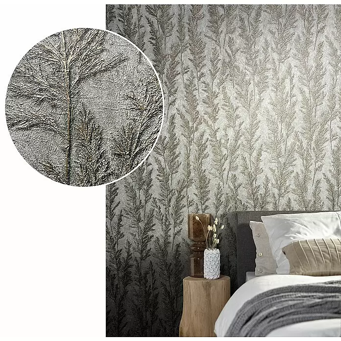 Marburg Natural Opulence Vliestapete Weiche Gräser - Silber, Floral, 10,05 x 0,7 m - Strukturierte Tapete mit Ombré-Grasmuster, Hellgrau übergehend in Dunkelgrau/Bronze, hinter einem Bett.
